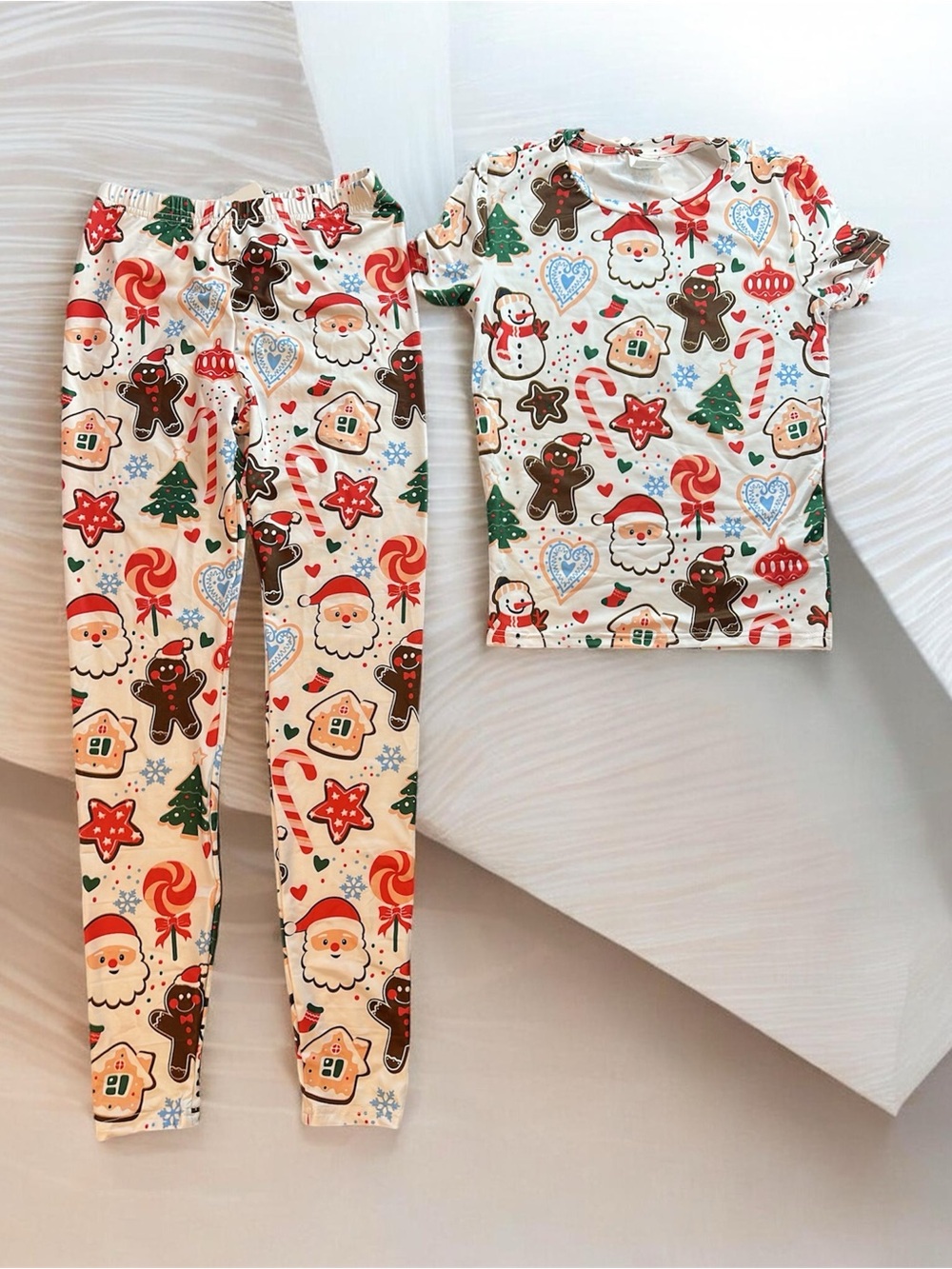 SHEIN Cream Kids Holiday Pajama Set with Santa & Gingerbread Print